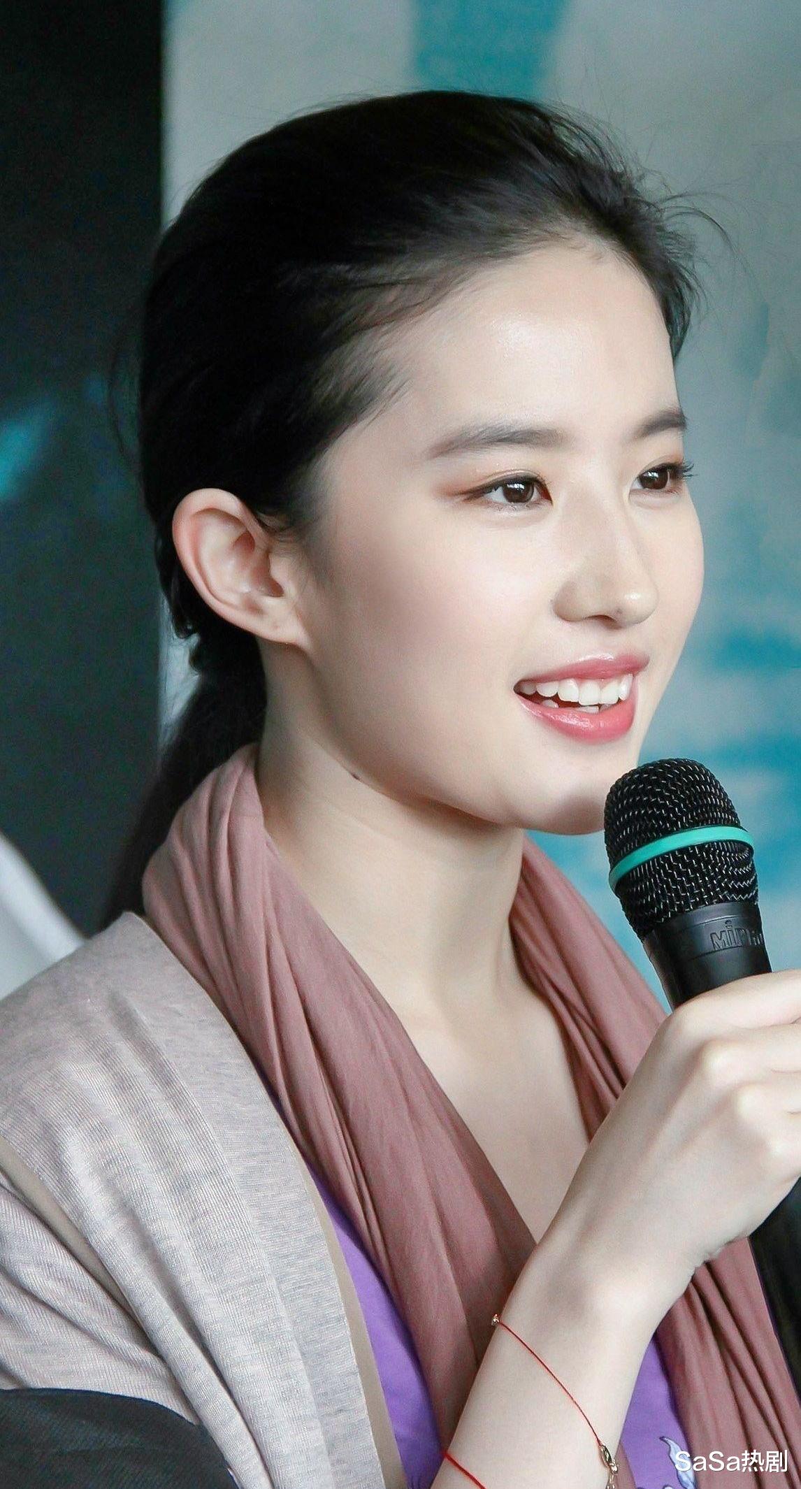 这样的刘亦菲你见过吗？她很单纯也很清醒，神仙姐姐绝非浪得虚名