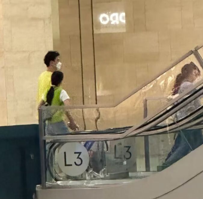 张豆豆|孙杨张豆豆逛街被偶遇，两人挽手同行感情稳定，张豆豆背影似路人