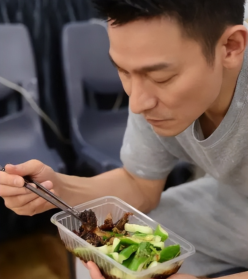 62岁刘德华状态堪比小鲜肉，看他“冻龄”秘诀才知道，王晶说对了