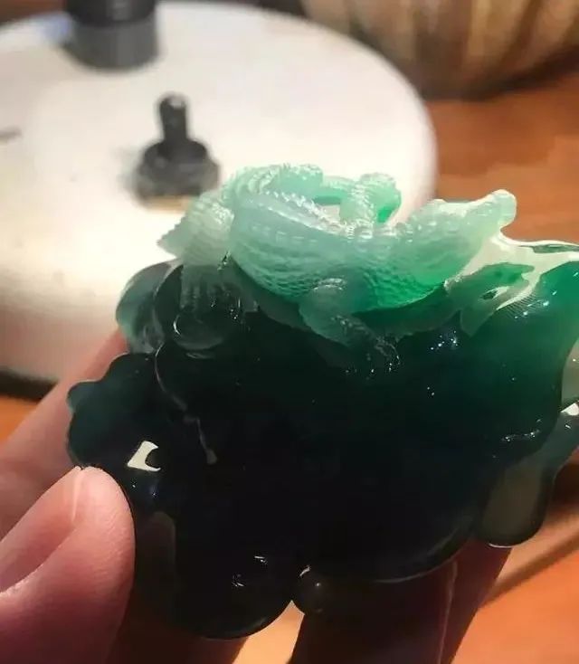 雕刻|绵重裂多的原石经大师神来之手，盘出来的货让人垂涎欲滴！