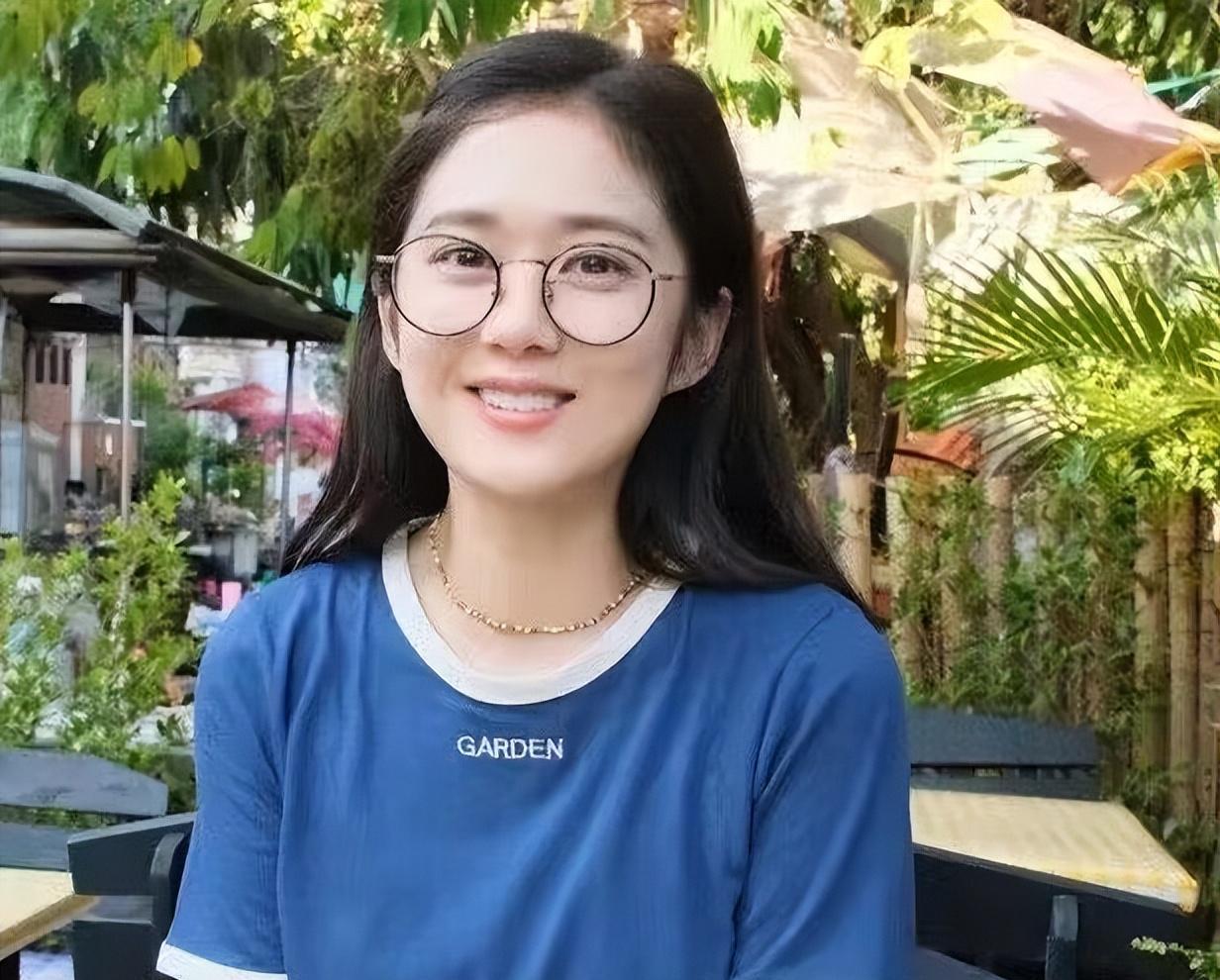 张娜拉 43岁的张娜拉近照曝光！离谱，怎么还是20岁的脸？