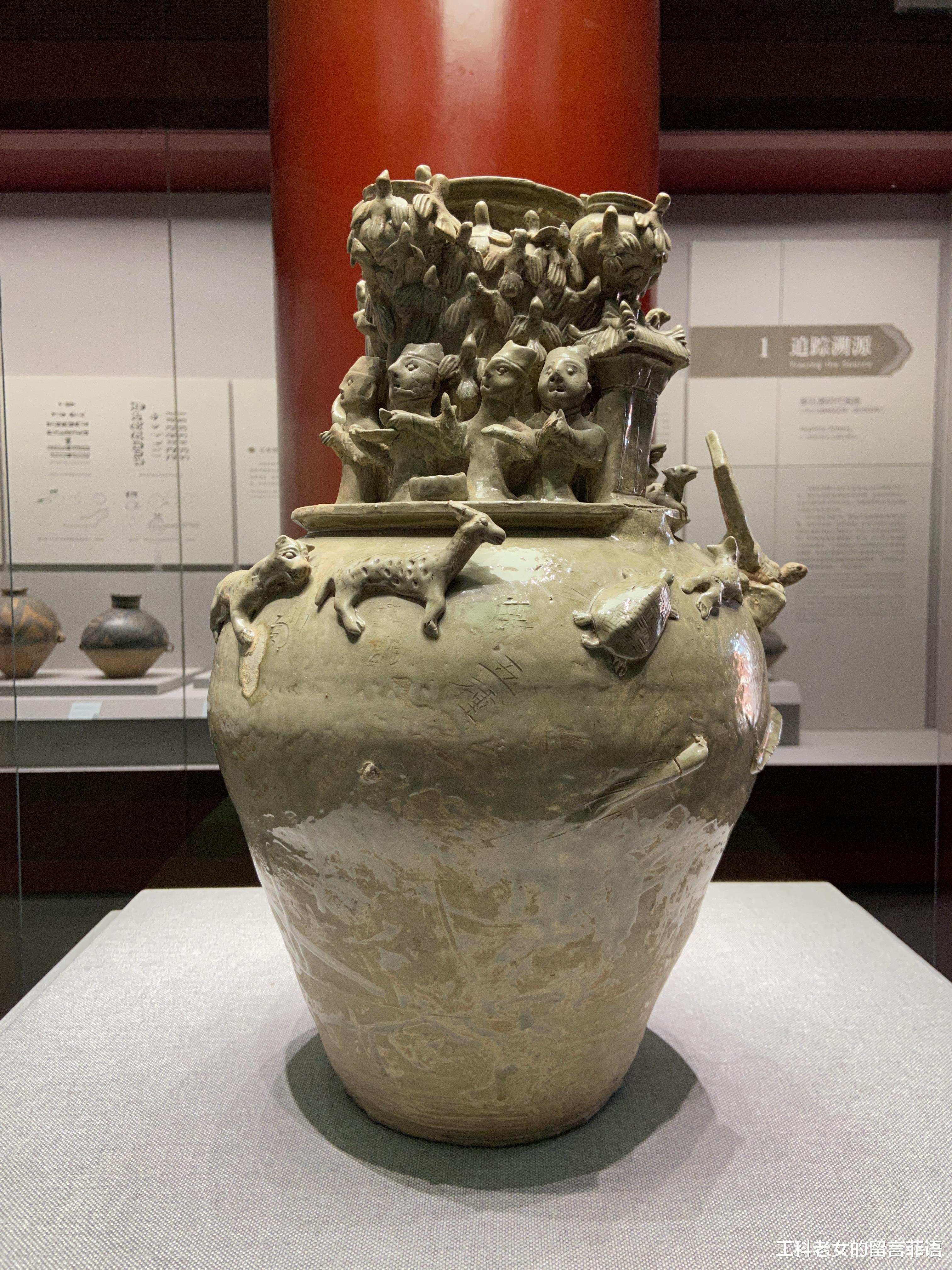 釉里红|故宫陶瓷馆：独立展柜里的瓷器，是不是都价值连城