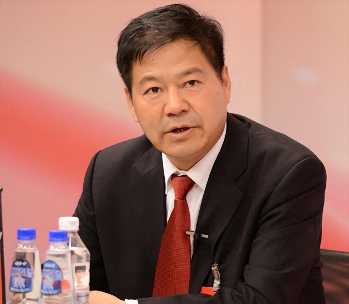 把三个女儿弄去坐牢后,蓝翔校长再送原配入狱,这次被“反杀”了!