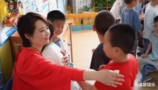 谢娜|50岁袁立退圈现贫民区，穿红色露肩装肿到认不出，被嘲“五花肉”