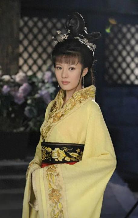 她出道便靠姑父走红，姑父另结新欢后，“彻底”沦为了18线演员