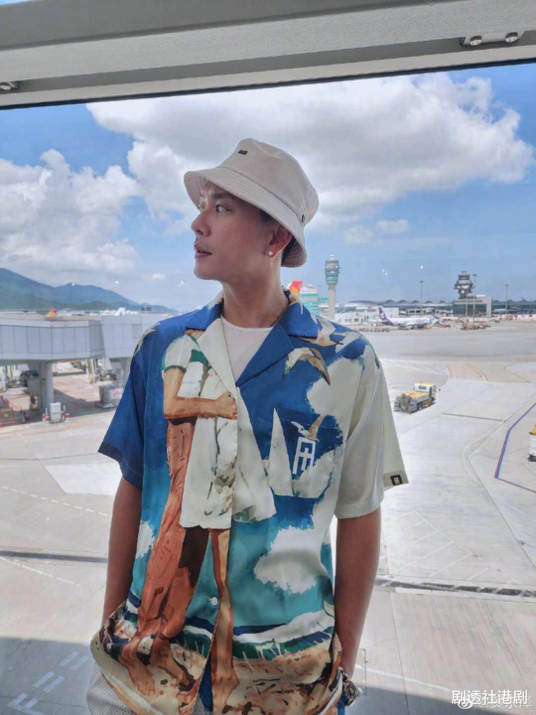 人气高!TVB前当家小生内地登台,被粉丝热情围堵,挤到面部扭曲