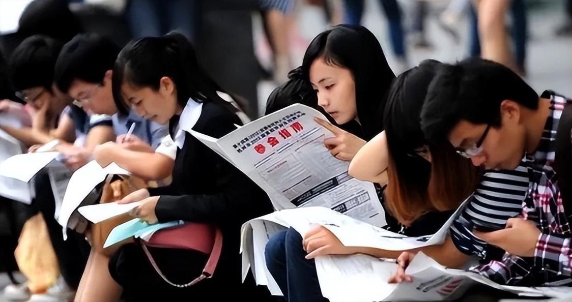 大学生|90%大学生考编或将沦为炮灰,工作20年的公务员,掀开“遮羞布”
