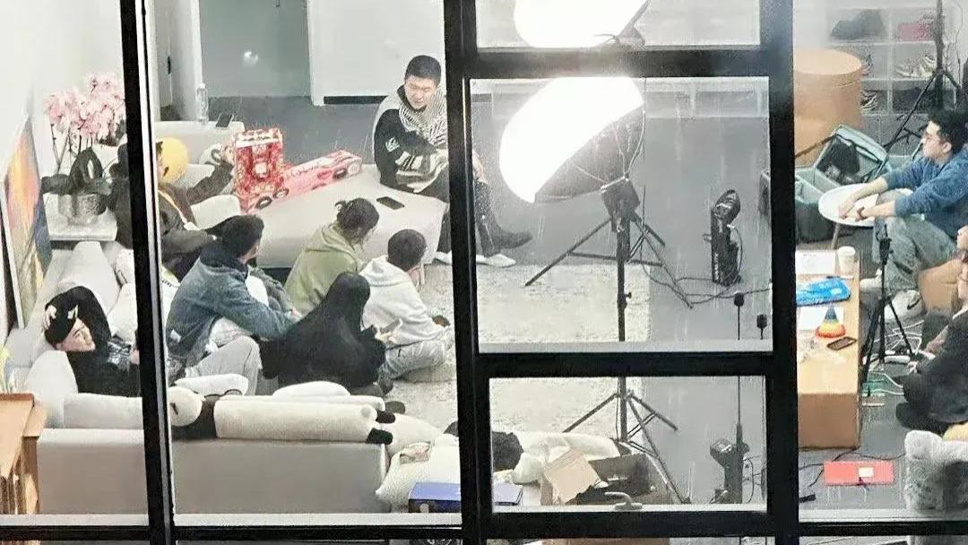 张大大|翻车了？曝张大大被10余名工作人员轮番服务，直播间背后资本被扒