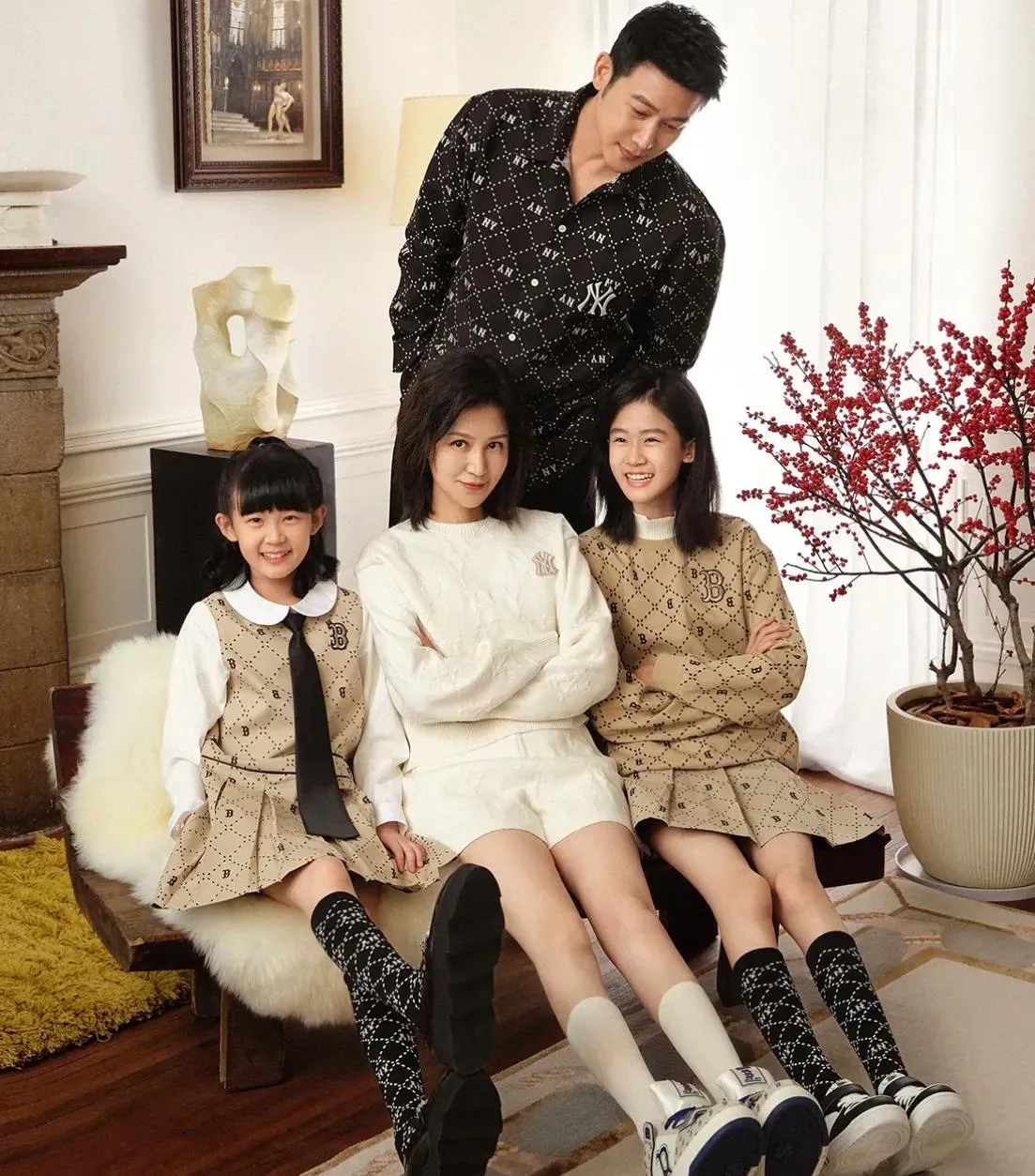 陆毅鲍蕾晒中秋全家福，夫妇俩组情侣造型恩爱甜蜜，俩女儿都好高