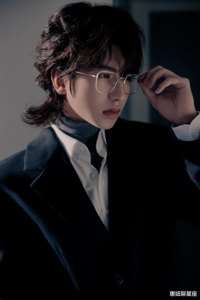 蔡徐坤新造型亮相品牌活动，狼尾短发搭配金丝眼镜，气质超抢镜！