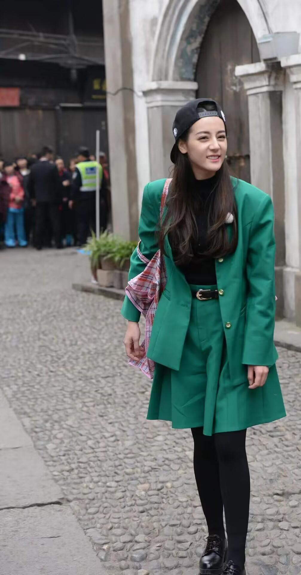 迪丽热巴早期穿搭，顶着这张脸，真的是穿什么都好看