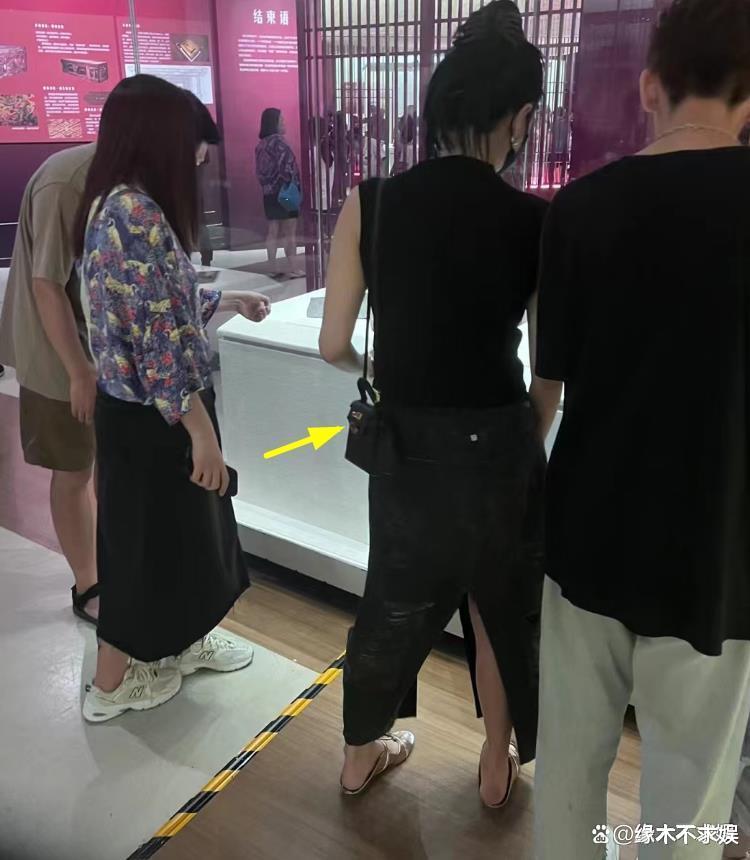 36岁张雨绮南宁被偶遇,又白又瘦,一身行头近30万,裙子满是破洞