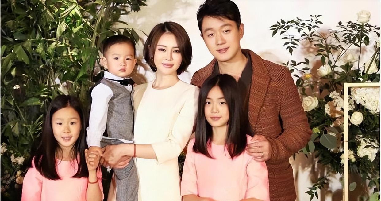 关悦|佟大为晒为老婆庆生照,大方表白当众接吻,44岁关悦状态宛如少女