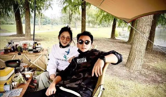 郑恺自曝一天赚7亿,请20个保姆绰绰有余,为何让岳母伺候全家?