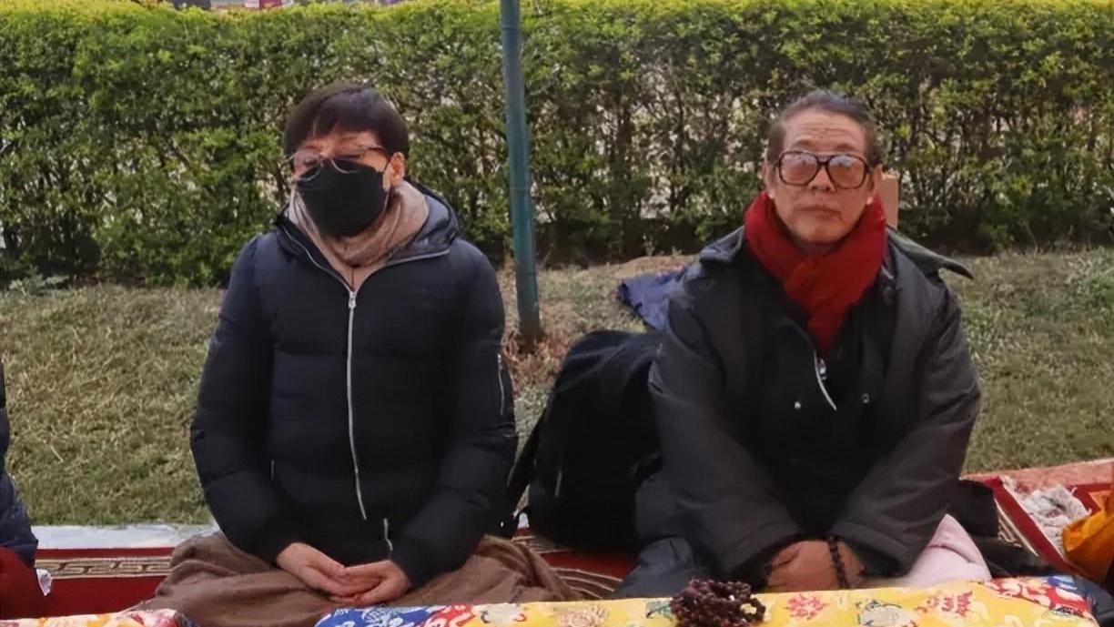 李连杰近照惹争议：扎小辫子满脸老年斑！利智身形暴瘦如农村老妇