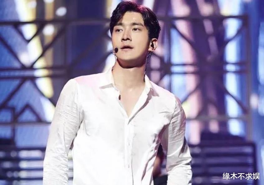 36岁崔始源络腮胡造型亮相,发福50斤认不出,被误认为费翔!