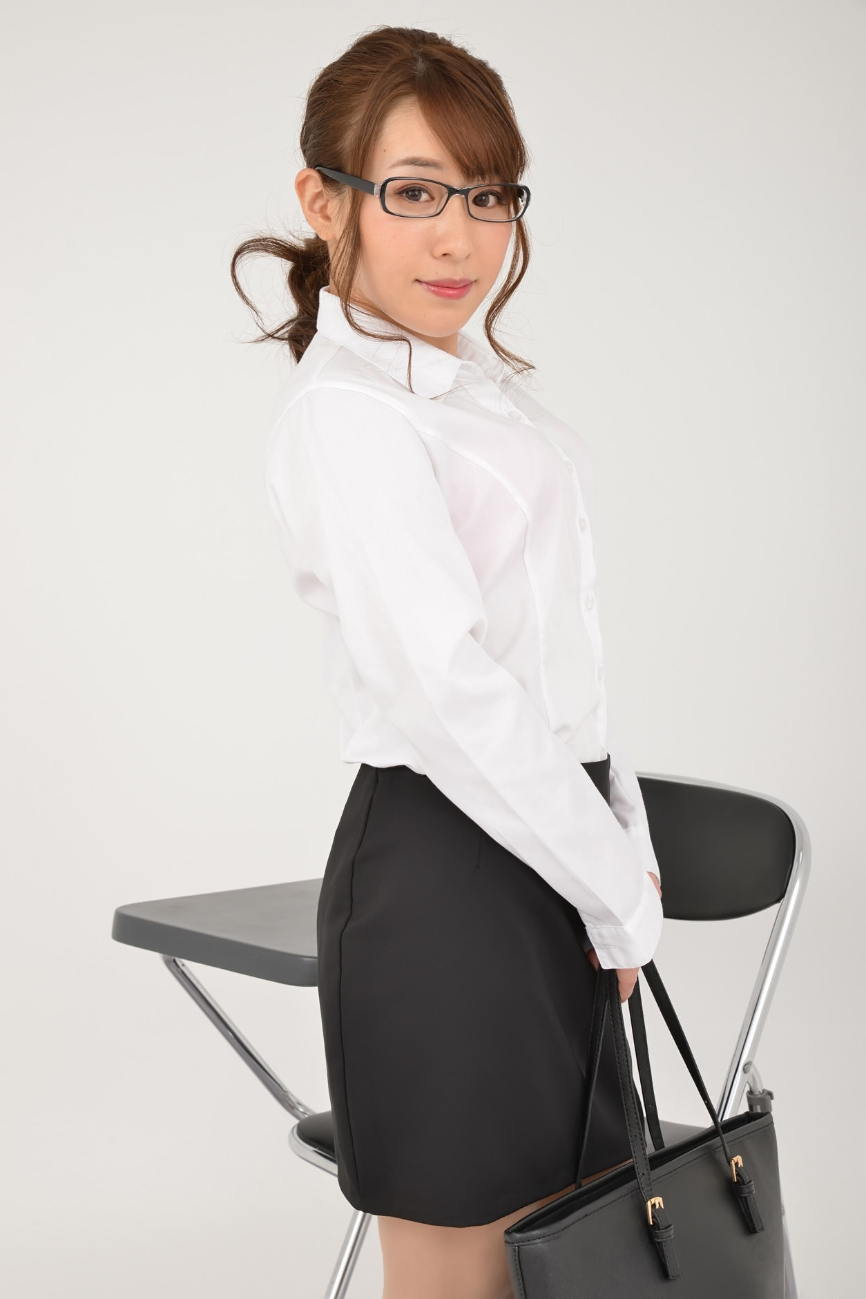 穿衣搭配|魅惑职场风情：男人为何钟情于OL制服？