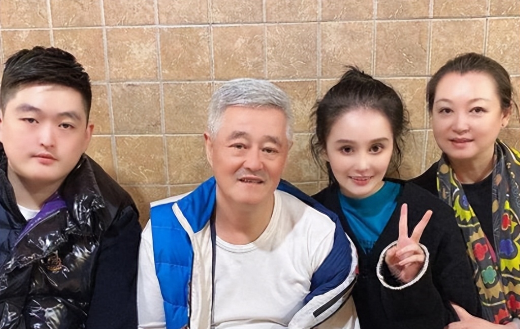 66岁的赵本山老脸都丢光了，儿子不仅炫富还骂网友：你算哪根葱！