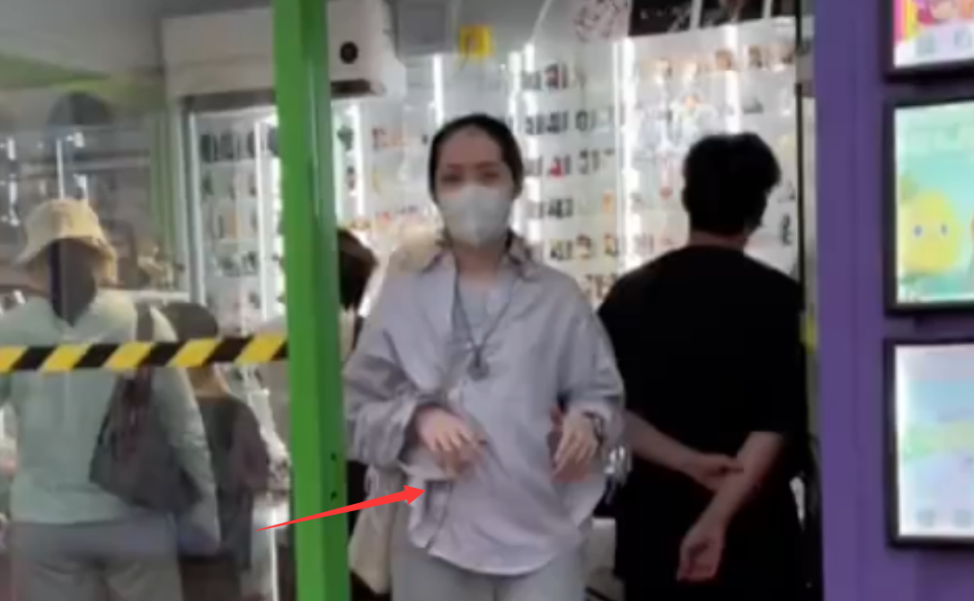 |郭碧婷带儿子游玩，肚子凸起被猜怀三胎，儿子正脸曝光超可爱