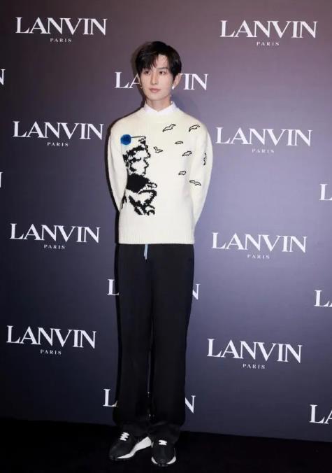 明明长相一般，粉丝非要吹捧“绝世美男”，求求你们吃点好的吧！