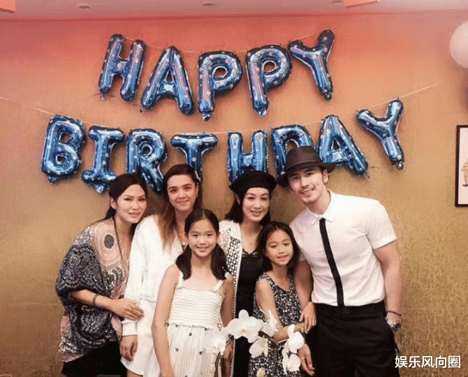 钟丽缇大女儿再惹争议!大胆晒穿内衣摆拍照,性感好身材暴露无遗