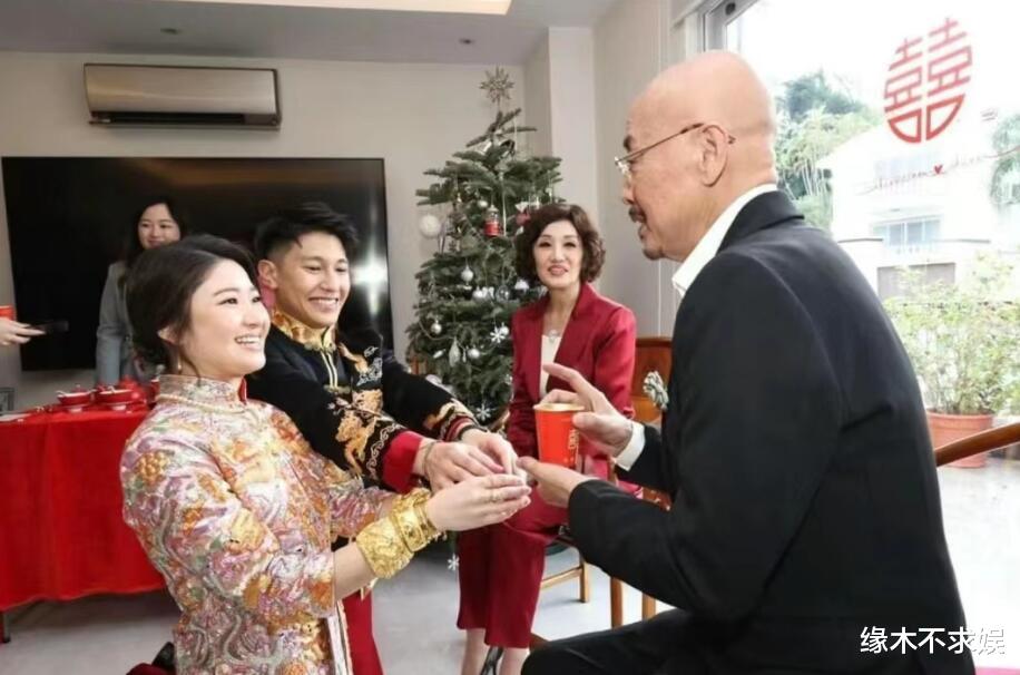 许绍雄女儿大婚众星云集!欧阳震华宣萱挽手,黄日华苗侨伟现身!