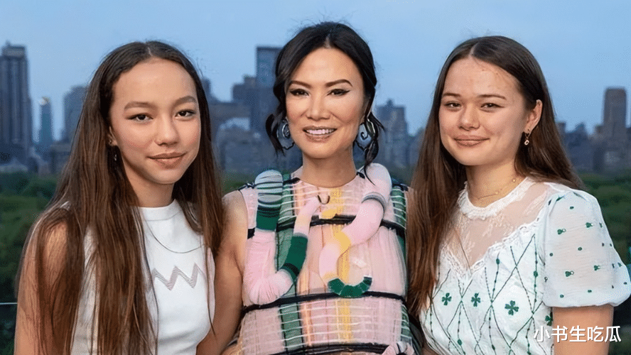 邓文迪的俩女儿：都是学霸，深受父亲宠爱，不满20岁就成亿万富豪