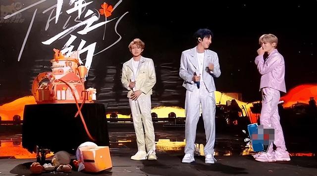 易烊千玺走秀视频曝光，被质疑同手同脚不协调，知情人道出原因