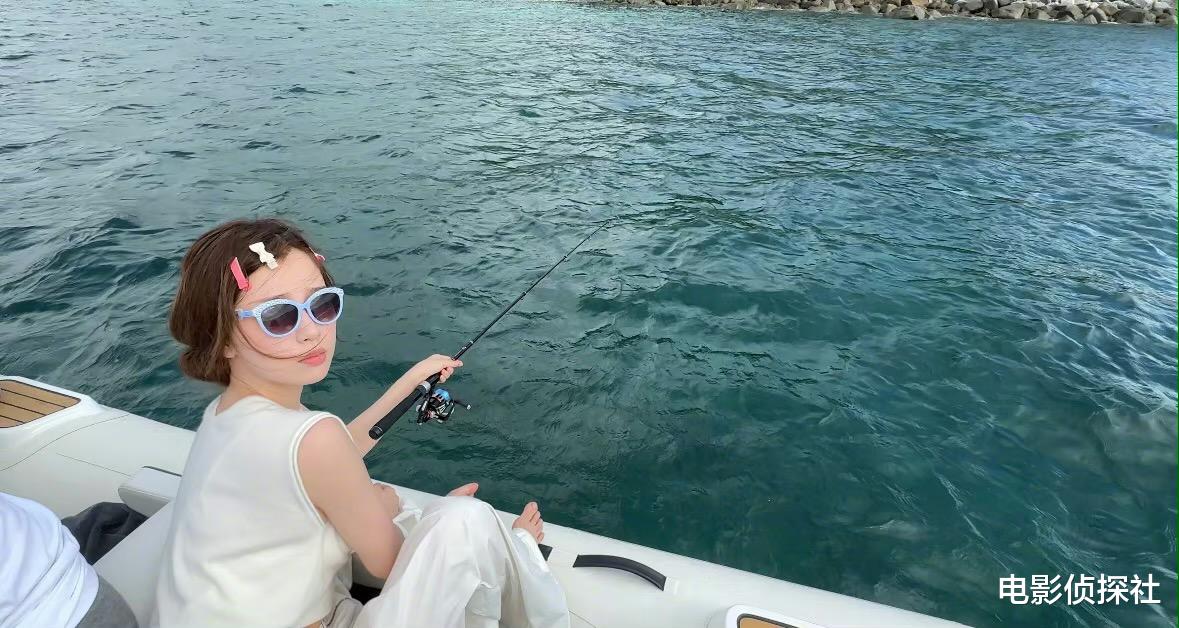 刘銮雄|虞书欣晒出游照,刘銮雄老婆女儿惊喜出镜,网友直呼朋友圈好强大