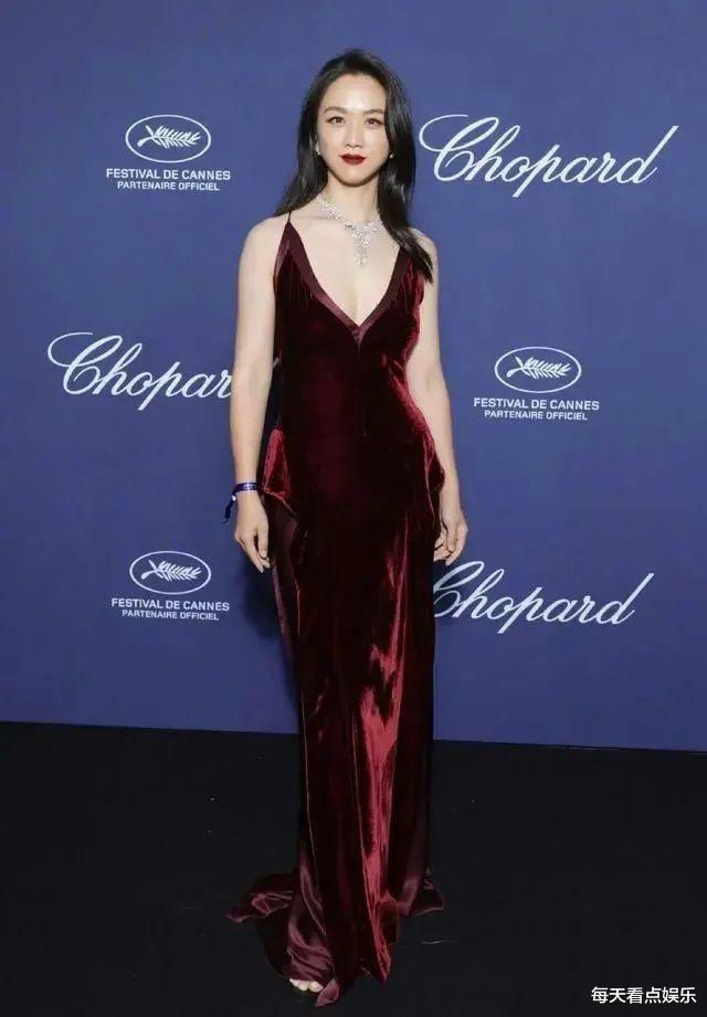 汤唯韩国坐地铁被偶遇!穿平价衣模样十分土气,肤色黄黑不如路人