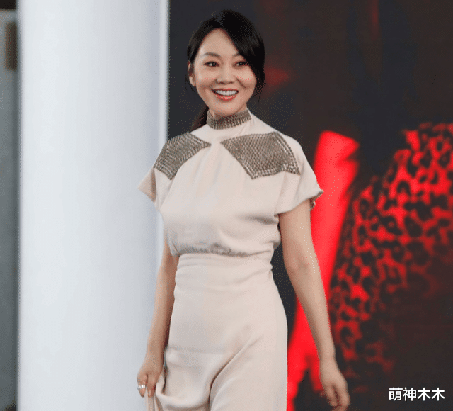 金鸡奖红毯生图来了！关晓彤选错礼服暴露短板，周冬雨头发稀疏