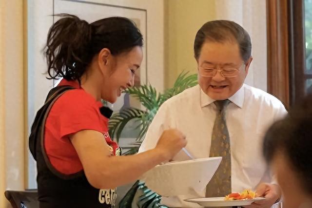 刘晓庆夫妻秋游，剪妹妹头像00后少女老公一头白发，穿情侣衫腻歪