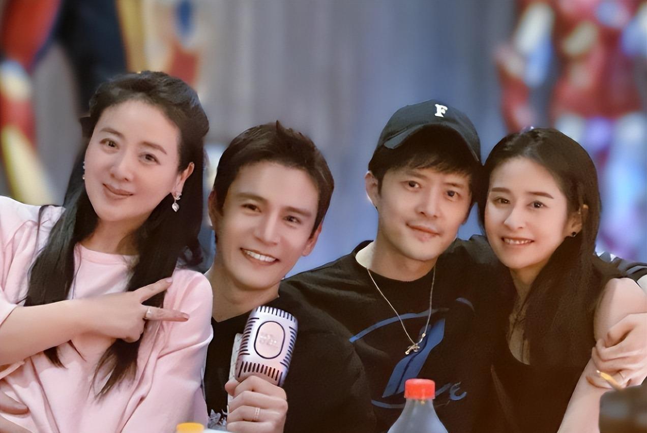 颖儿|颖儿晒与赵露思合照,两位甜妹罕见同框超养眼,看不出10岁年龄差