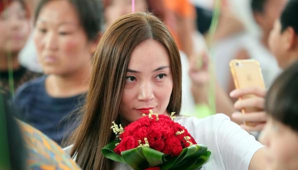 李明|女同事请吃饭，喊两位闺蜜一起，吃完准备离开就被服务员拦了下来！