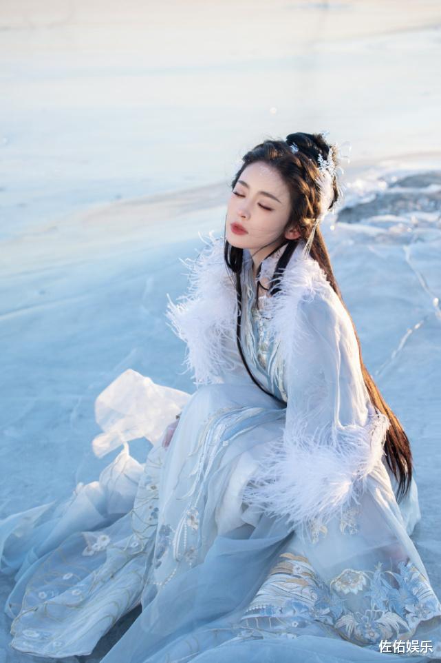 古力娜扎|古力娜扎分享冰面写真美照,翩若惊鸿婉若游龙,仙羽飘飘气质出尘