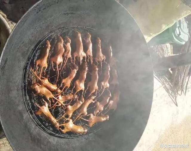 |美食大佬成功复刻名菜“鼠头”鸭脖，反被网友怒斥，究竟怎么回事