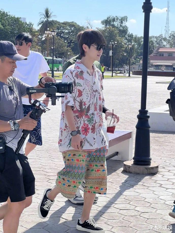 曝鹿晗关晓彤已领证!两人存在金钱上的分歧,鹿晗机场露面心情大好