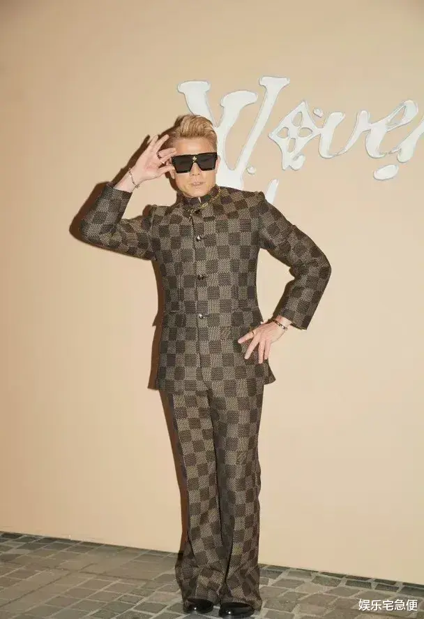 53岁古天乐和68岁周润发同台，脸僵笑容不自然，恐成下一个李连杰