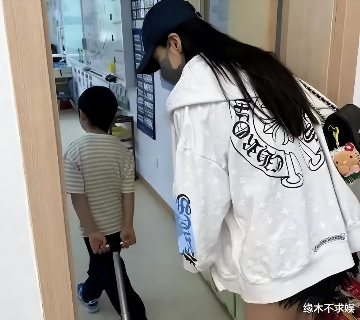 Angelababy和儿子吃饭被偶遇，穿新中式化浓妆，神情失落瘦太多！