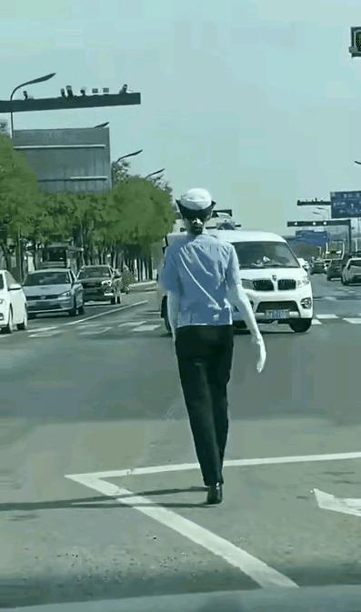 闹大了!执勤女交警因戴防晒袖,穿高跟鞋,行走姿势被骂招蜂引蝶