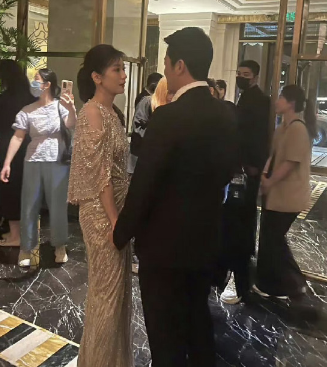 贾静雯|贾静雯回台湾不忘练舞,获俩女儿陪伴,6岁波妞学妈妈跳舞腿好长