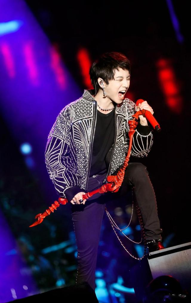 乐坛没落?没有代表作却被捧为歌坛顶流,这些“小丑”真是笑死人