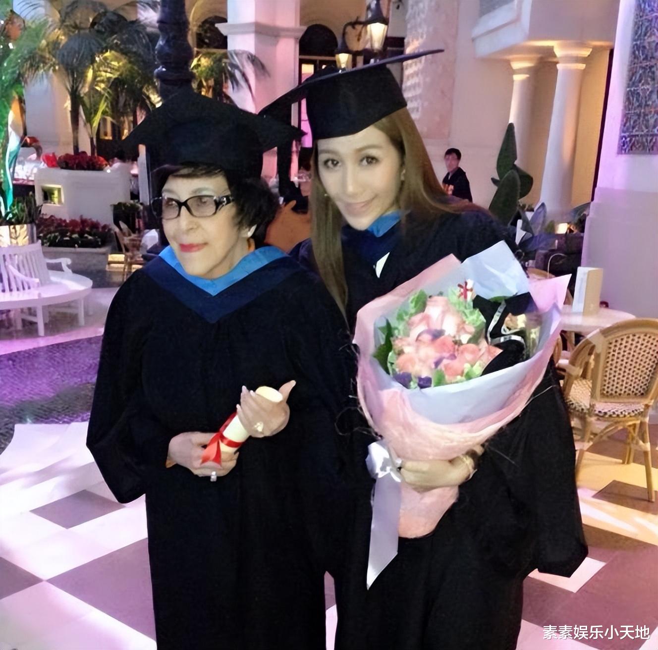 何婉鸿|何婉鸿葬礼完成，墓位紧挨弟弟何鸿燊安葬，与家人的旧照公开