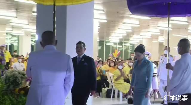 苏提达王后越来越胖,坐下有3层游泳圈,跟刚入宫时判若两人