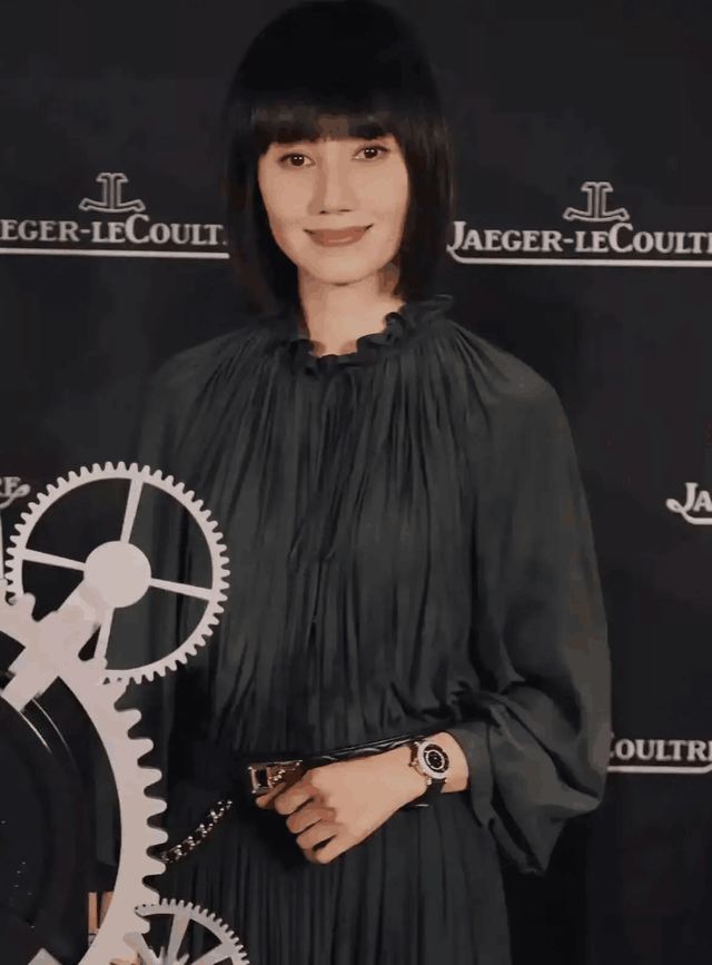 发型 袁泉越来越“少女”了，选对发型真减龄，美得好像“大学生”！