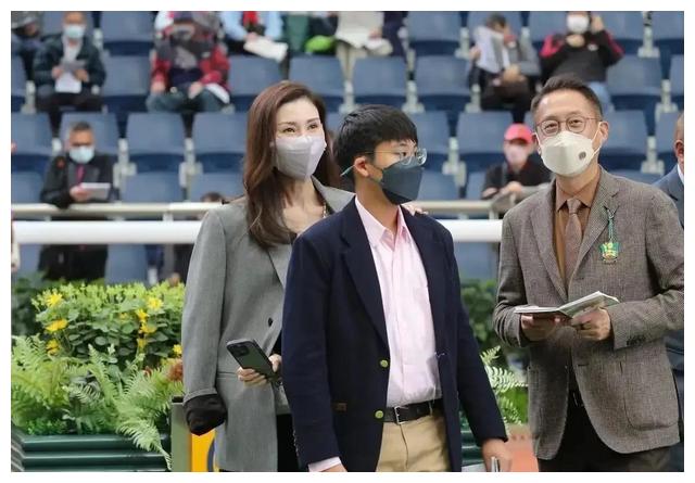 李嘉欣|李嘉欣12岁儿子太壮实,穿西装看赛马啤酒肚抢镜,像男版王诗龄