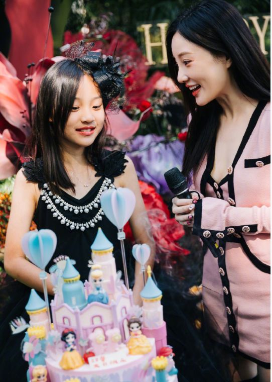 李小璐贾乃亮合体为女儿庆生,男方表情拘谨,李小璐文案显卑微议