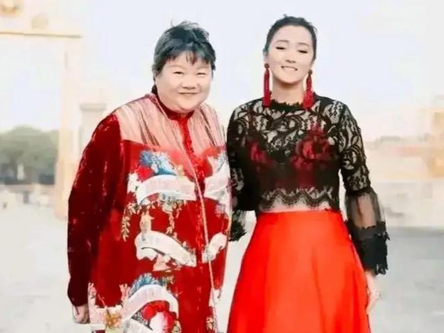 洪晃|张艺谋前女友与陈凯歌前妻同框,洪晃穿红裙像大妈巩俐贵气似女王