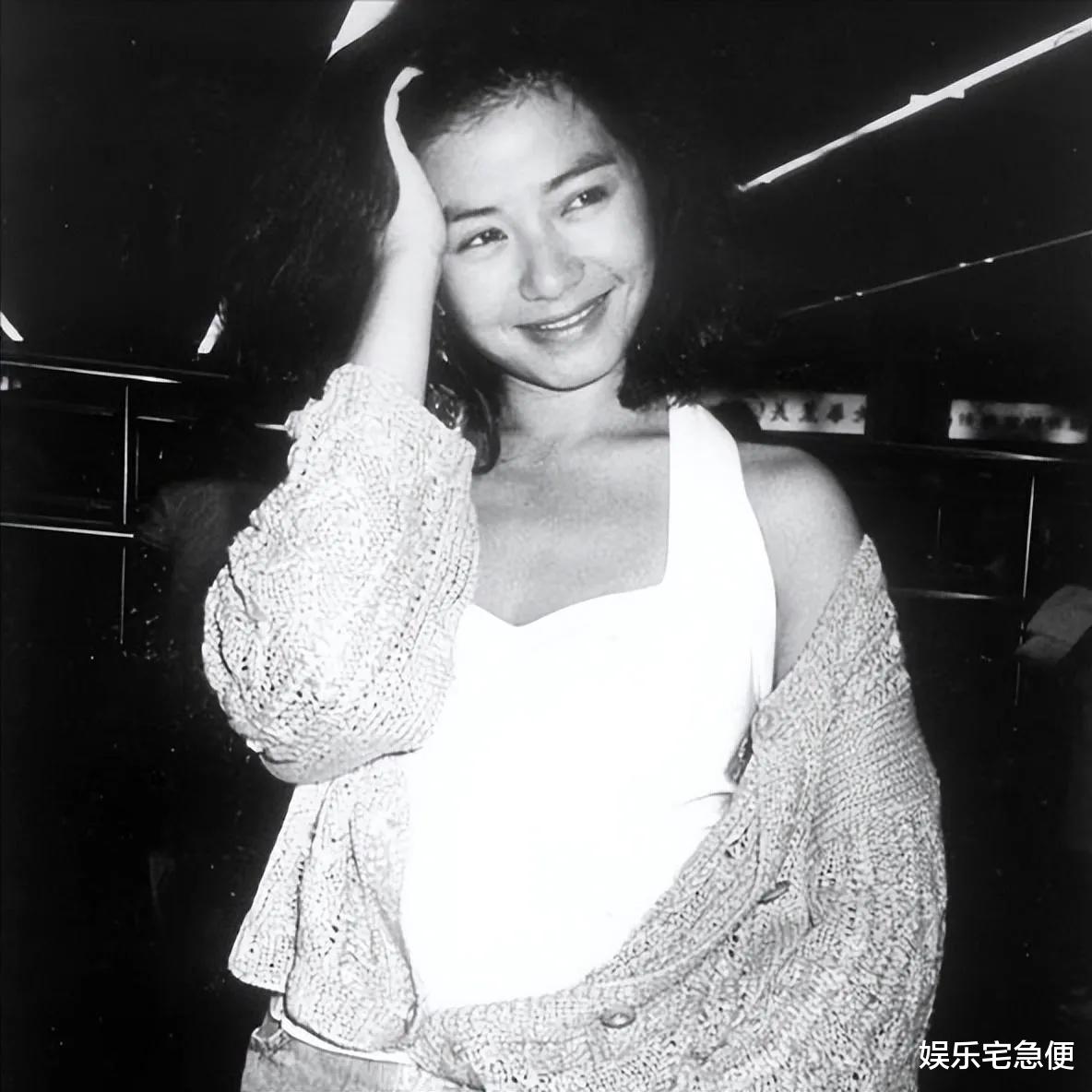 钟楚红|63岁钟楚红真实状态曝光,与亲妹台北约会吃饭,满脸皱纹无惧衰老