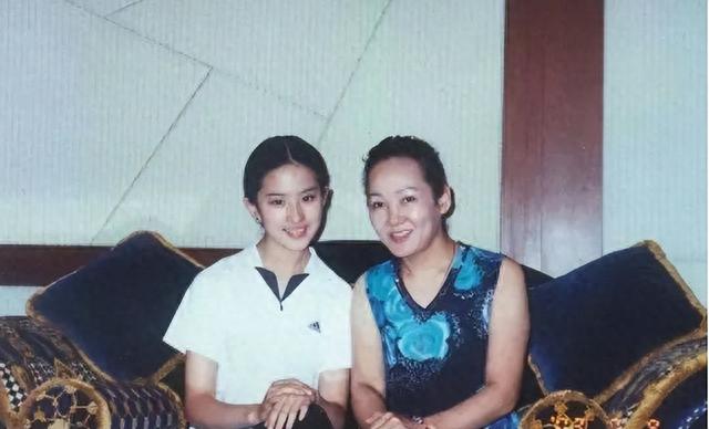 事实证明，离开干爹的刘亦菲，正在走向另一条道路